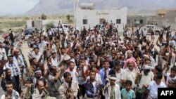 Des Yemenites armes soutenant le president Abedrabbo Mansour Hadi, le 9 mai 2015.