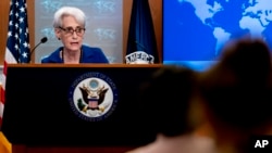 Wakil Menteri Luar Negeri AS Wendy Sherman berbicara mengenai situasi Afghanistan dalam sebuah acara di Kementerian Luar Negeri di Washington pada 18 Agustus 2021. (Foto: AP/Andrew Harnik)