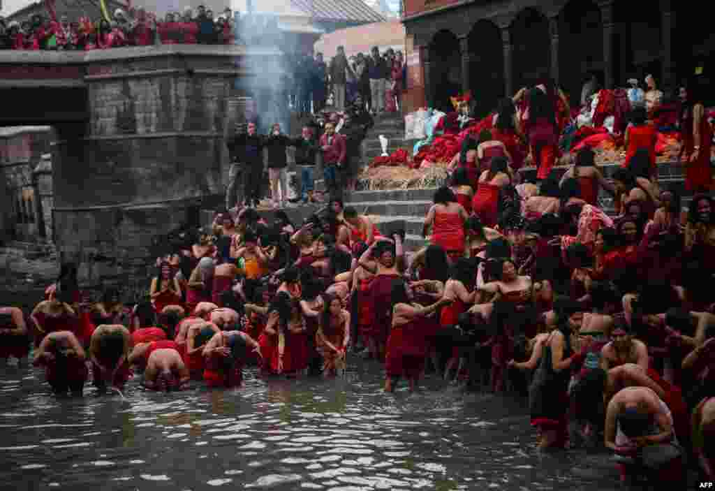 សាសនិក​ហិណ្ឌូ​ក្នុង​ប្រទេស​នេប៉ាល់​មុជទឹក​នៅ​ក្នុង​ទន្លេ​បរិសុទ្ធ Bagmati នៅ​ព្រះវិហារ Pashupatinath អំឡុង​ពិធី​បុណ្យ​ Swasthani ដែល​មាន​រយៈពេល​ជាច្រើន​ខែក្នុង​ទីក្រុង​ Kathmandu កាលពី​ថ្ងៃទី​០៤ ខែកុម្ភៈ ឆ្នាំ២០១៩។
