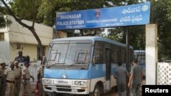 Mobil polisi India membawa empat pemerkosa dan pembunuh perempuan 27 tahun di atas bis di New Delhi, meninggalkan kantor polisi di Shadnagar, luar kota Hyderabad, India. (Foto: dok).