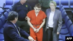 지난 2018년 2월 미국 플로리다주 파크랜드의 마조리 스톤맨 더글러스 고등학교에서 총기를 난사해 17명을 살해한 니콜라스 크루즈가 재판에 출석했다. 크루즈는 사건 당시 19세 인근 고등학교 학생으로 가벼운 자폐증이 있었다.