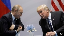 Presiden Donald Trump (kanan) bertemu dengan Presiden Rusia Vladimir Putin di sela-sela pertemuan KTT G-20, di Hamburg, Jerman, 7 Juli 2017. 