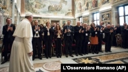 Le pape François rencontre des membres de AGESC, l'Association des parents catholiques italiens écoles, dans la salle Clémentine au Vatican 5 décembre 2015.