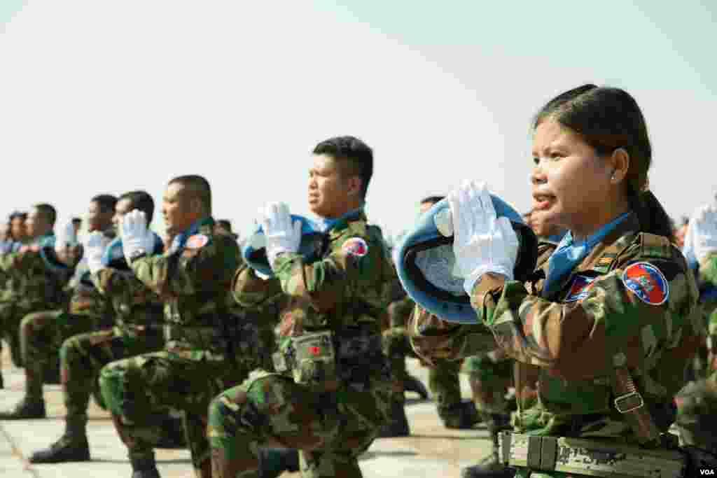 កងទ័ព​មួក​ខៀវ​​ធ្វើការ​ស្បថស្បែរ​ក្នុង​ពិធី​ជូនដំណើរ​កង​វិស្វកម្ម​លេ​ខ៥៩៤​ ទៅចូល​រួម​បេសក​កម្ម​រក្សា​សន្តិភាព​ក្រោម​ស្លាក​អង្គការ​សហ​ប្រជា​ជាតិ​ ​នៅ​សាធារណរដ្ឋ​អាហ្វ្រិក​កណ្តាល ​​កាល​ពី​ព្រឹក​ថ្ងៃ​សុក្រ​ ទី​០២ ខែ​ វិច្ឆិកា ឆ្នាំ២០១៨ ​នៅ​មូលដ្ឋាន​ទ័ព​អាកាស​ពោធិ៍​ចិន​តុង​ ​រាជធានី​ភ្នំពេញ ប្រទេស​កម្ពុជា។(ទុំ ម្លិះ/VOA)