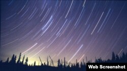 Hujan meteor Perseid nampak mewarnai langit Mitzpe Ramon di gurun Negev, selatan Israel, 13 Agustus 2012 (Foto: dok). NASA mengatakan para pengamat yang berada di bawah angkasa yang jernih atau tak berawan di Asia mungkin akan mempunyai peluang untuk melihat hujan meteor Quadrantid yang puncaknya akan jatuh pada tanggal 3 Januari 2013 mendatang.