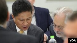 លោក ស៊ុន ចាន់ថុល​ រដ្ឋមន្ត្រីក្រសួង​ពាណិជ្ជកម្ម​​​​នៅក្នុងកម្មវិធី​មួយ​​​អំពី​ផលិតផលអង្ករនៅកម្ពុជា​​​​ដែលរៀបចំឡើង​ដោយ​ស្ថានទូត​អង់គ្លេស​ប្រចាំ​នៅកម្ពុជា​ ភ្នំពេញ កាល​ពី​ថ្ងៃទី២៨ ខែតុលា ឆ្នាំ​២០១៥។ (ហ៊ាន សុជាតា/VOA)