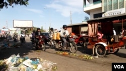 គំនរ​សំរាម​ដែល​​ភាគច្រើនជាថង់ប្លាស្ទិក ត្រូវ​បានទុក​ចោល​នៅ​ជិតផ្សារ​ដើមគរ នាព្រឹកថ្ងៃ ៣ ខែកក្កដា ឆ្នាំ២០១៥ (អ៊ុច នីដា/VOA)