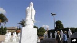 Pejalan kaki melintasi sebuah daerah tujuan wisata "Little Saigon" di Westminster, California (Foto: dok). Warga keturunan Asia di AS berkembang pesat, terutama di California dan New York.