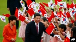 Presiden China Xi Jinping dan Presiden Korea Selatan Park Geun-hye (kiri) menyapa anak-anak dalam upacara penyambutan tamu negara di kantor Presiden Korea Selatan, "Blue House" di Seoul (3/7).