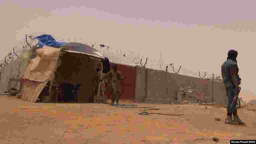 Des militaires montent la garde devant le centre de transition des repentis de Boko Haram, Diffa, Niger, le 17 avril 2017 (VOA/Nicolas Pinault)