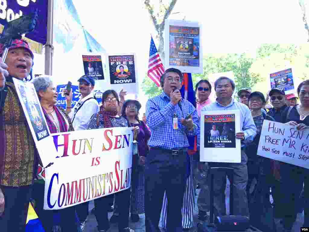 ពលរដ្ឋ​ខ្មែរ​អាមេរិកាំង​មកពី​តាម​បណ្តា​រដ្ឋ​ជាច្រើន​នៅ​សហរដ្ឋ​អាមេរិក បាន​ធ្វើ​បាតុកម្ម​នៅមុខ​ការិយាល័យ​អង្គការ​សហប្រជាជាតិ នៅថ្ងែសុក្រ ទី២២ ខែកញ្ញា ដើម្បី​ទាមទារ​ឲ្យ​លោក​អគ្គលេខាធិការ​អ.ស.ប ជួយ​ដោះស្រាយ​បញ្ហា​នៅ​កម្ពុជា។ (ប៉ូច រាសី/VOA)