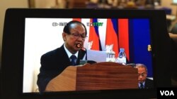 (រូបថតពីកាមេរ៉ា) លោក អ៊ឹម ឈុនលឹម ប្រធាន​ក្រុមប្រឹក្សា​ធម្មនុញ្ញ ថ្លែងក្នុងសន្និសីទ​ស្តីពី «​សមិទ្ធផល​២៤​ឆ្នាំ​នៃ​ការ​អនុវត្ត​រដ្ឋធម្មនុញ្ញ​នៃ​ព្រះ​រា​ជា​​ណាចក្រ​កម្ពុជា» នៅ​ក្រុមប្រឹក្សាធម្មនុញ្ញ នា​ថ្ងៃទី​២៧ ខែកញ្ញា ឆ្នាំ​២០១៧។ (កាន់ ​វិច្ឆិកា/VOA)