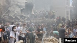 Spasioci rade u dječjoj bolnici Ohmatdyt koja je oštećena tokom ruskih raketnih udara, u Kijevu, Ukrajina, 8. jula 2024.