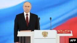 На оваа фотографија дистрибуирана од руската државна агенција Спутник, рускиот претседател Владимир Путин држи говор за време на церемонијата на инаугурација во Кремљ во Москва на 7 мај 2024 година.