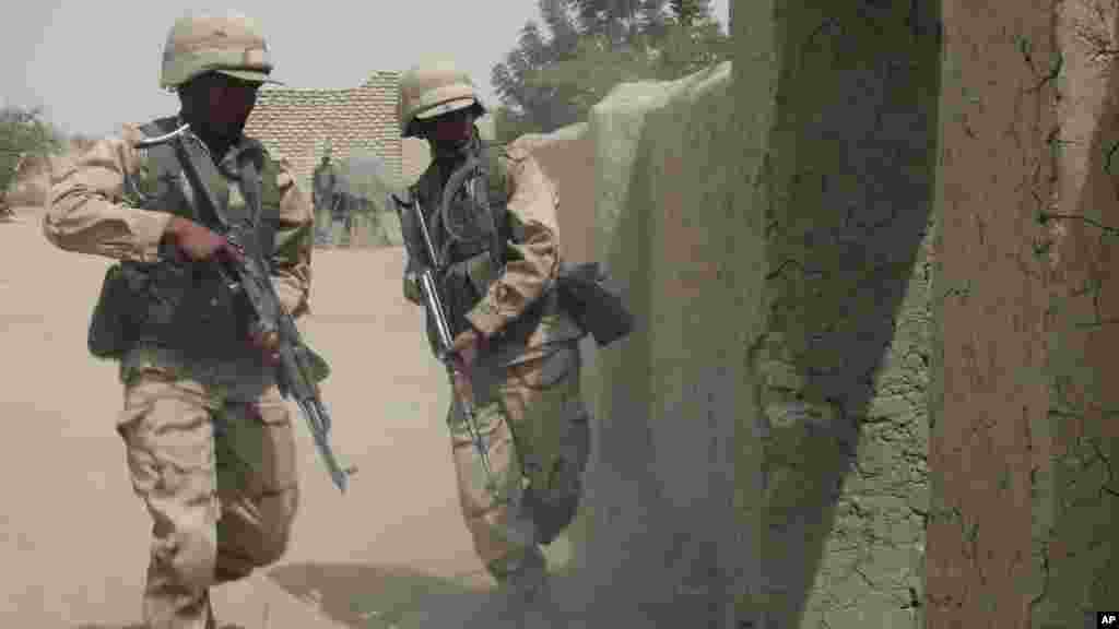 Les troupes tchdiennes participent à un exercice de libération d&#39;otages à Mao, Tchad, samedi 7 mars 2015.