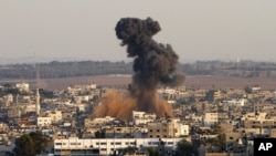 Asap membubung menyusul serangan Israel di kota Gaza, Kamis (15/11). (AP/Hatem Moussa)