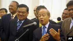 Prince Norodom Ranarridh (middle).