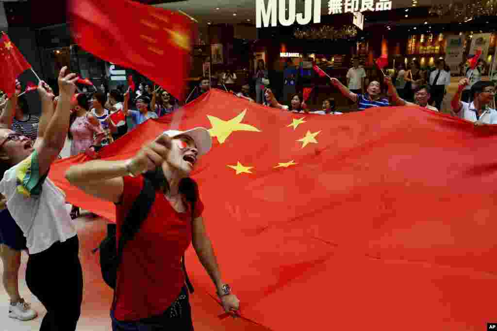 中秋节之际，亲中人士在香港一处购物中心亮出中国国旗。(2019年9月13日)