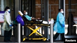 Petugas medis mengangkut pasien Covid-19 di rumah NYU Langone, Manhattan, New York (3/5). New York adalah wilayah di AS yang terparah dilanda wabah Covid-19. 