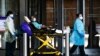 Petugas kesehatan memindahkan pasien yang mengenakan masker di NYU Langone Hospital, selama wabah COVID-19 di wilayah Manhattan, New York City, New York, AS, 3 Mei 2020. (Foto: REUTERS/Eduardo Munoz)
