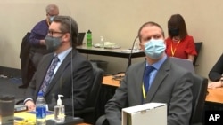 Pengacara Eric Nelson (kiri) dan mantan polisi Minneapolis Derek Chauvin dalam pengadilan kematian George Floyd di Hennepin County, Minneapolis, Senin (29/3). 