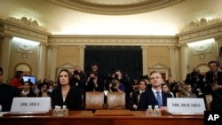 前白宫国家安全助手菲奥娜·希尔（Fiona Hill）和美国驻乌克兰外交官戴维·霍尔姆斯（David Holmes）在众议院情报委员会作证， 2019年11月21日， 美联社照片