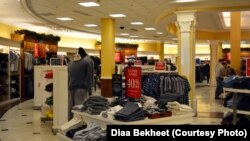 Holiday sales: customers shop at a Polo Ralph Lauren store in Virginia. (Photo by Diaa Bekheet)