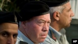 یوآف گالانت (وسط) - آرشیو