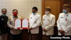 Walikota Solo, Rudy (tengah, memegang dokumen) didampingi Wakil Walikota Achmad Purnomo (dua dari kanan) saat menerima secara simbolis dokumen serah terima penyerahan dua ekor sapi hewan kurban bantuan Presiden Jokowi kepada Pemkot Solo, Kamis (23/7). (Foto : Pemkot Surakarta)