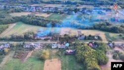 러시아 군의 미사일 공격으로 우크라이나 동부 전선 마을의 건물에서 연기가 피어오르고 있다. (자료사진)