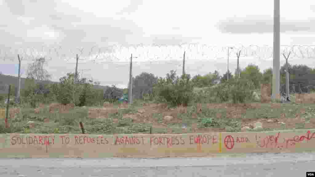Graffiti outside Schisto camp. (J. Owens for VOA)
