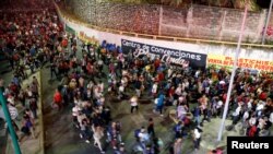 People belonging to a caravan of migrants from Honduras en route to the United States walk across a bridge as they leave Tapachula, Mexico April 15, 2019. REUTERS/Jose Cabezas