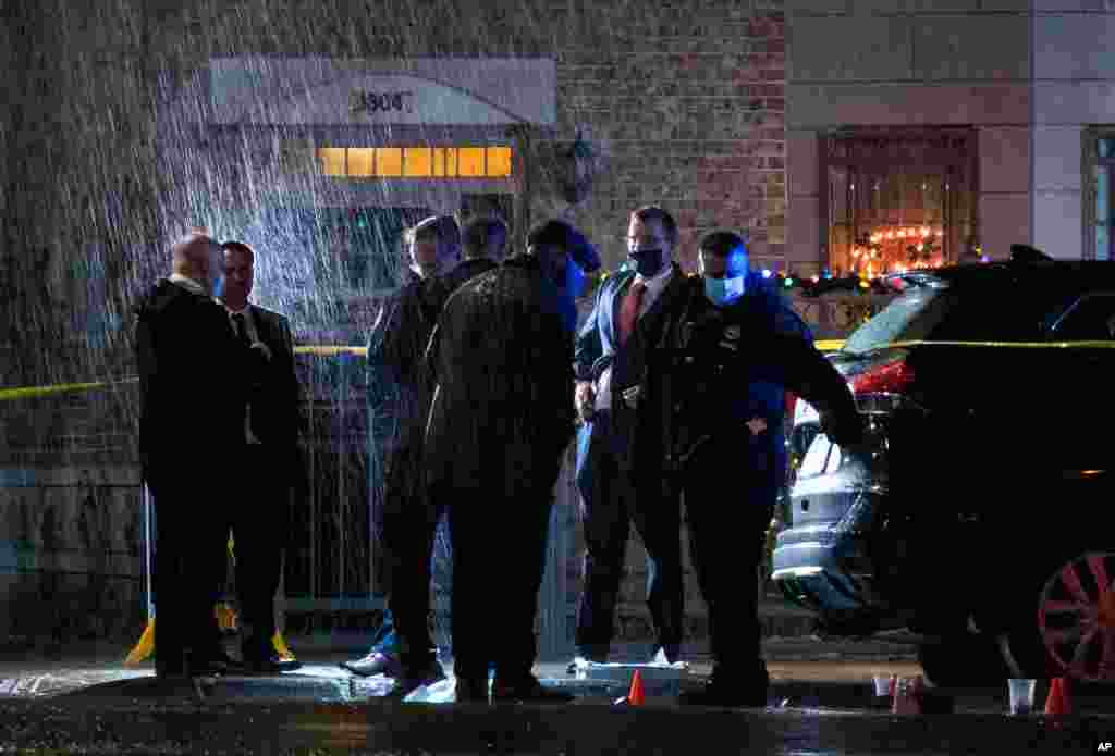 미국 뉴욕주 브루클린에서 지난 24일 가정 폭력 신고를 받고 출동한 뉴욕시 경찰이 총에 맞아 쓰러진 현장을 조사하고 있다. 총에 맞은 경찰은 방탄 조끼를 입고 있어 목숨을 구했다. 