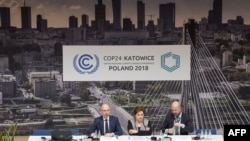 Kepala Iklim PBB Patricia Espinosa diapit oleh para pejabat saat konferensi pers di KTT Perubahan Iklim COP24 di Katowice, Polandia, 2 Desember 2018. (Foto: AFP)