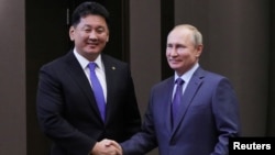 俄罗斯总统普京在索契会见到访的蒙古总理呼日勒苏赫。 （2019年12月5日）