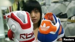 Pou Chen Corp, produsen sepatu ternama seperti Reebok dan Adidas diperintahkan menghentikan unit operasinya di Vietnam untuk sementara waktu karena wabah corono. (Foto: dok).