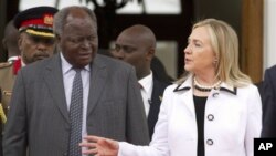 Menteri Luar Negeri Amerika Hillary Rodham Clinton bertemu Presiden Kenya Mwai Kibaki di Nairobi, Kenya, hari Sabtu (foto, 4/8/2012).aturday, Aug. 4, 2012. (AP Photo/Jacquelyn Martin, Pool)