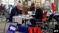 ชาวอเมริกันลงคะแนนเลือกตั้งล่วงหน้าที่เมืองเมดิสัน รัฐวิสคอนซิน วันที่ 22 ต.ค. 2024