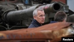 អគ្គលេខាធិការ​អង្គការ​អូតង់ (NATO) លោក Jens Stoltenberg ទស្សនា​ពិព័រណ៍​មួយ​កន្លែង​ដែល​បង្ហាញ​ពី​យានយន្ត​យោធា​រុស្ស៊ី​ នៅ​រដ្ឋធានី​គៀវ ប្រទេស​អ៊ុយក្រែន កាល​ពី​ថ្ងៃ​ទី​២០ ខែ​មេសា ឆ្នាំ​២០២៣។