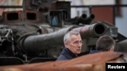 ნატოს გენერალური მდივანი იენს სტოლტენბერგი დამწვარი რუსული ტანკების ფონზე, კიევი, უკრაინა, 20 აპრილი 2023