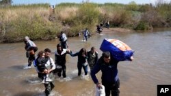 Bazı Suriyeliler saldırılar sebebiyle sahil bölgesinden Lübnan’a kaçak yollarla geçiyor.