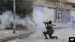 Liviya askari islomiy ekstremistlar bilan jang chog'ida. Bing'ozi. 30-oktabr 2014-yil. 