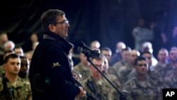 Menteri Pertahanan AS Ashton Carter berbicara dengan tentara AS di lapangan udara Kandahar di Afghanistan (22/2). (AP/Jonathan Ernst)