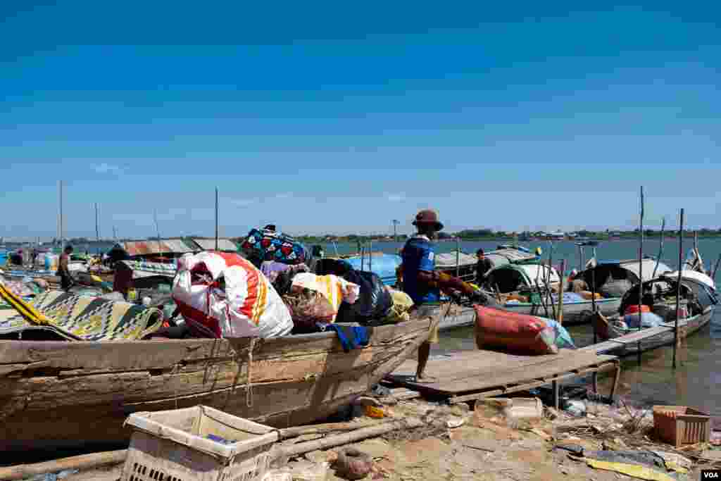 ក្មេង​ប្រុស​ម្នាក់​ដើរ​កាត់​ទូក​មួយ​ដែល​ពេញ​ដោយ​សម្ភារៈរបស់​ជនជាតិ​ខ្មែរ​ឥស្លាម​បន្ទាប់ពី​រដ្ឋបាល​ខណ្ឌជ្រោយចង្វារ​តម្រូវ​ឲ្យ​ពួកគេ​រុះ​រើសំណង់​រោង​របស់​ខ្លួននៅ​លើ​ច្រាំង​ទន្លេ​សង្កាត់ជ្រោយចង្វារ​ ខណ្ឌជ្រោយចង្វារ​កាលពី​ថ្ងៃទី​៣០ វិច្ឆិកា ឆ្នាំ២០១៩។(ទុំ ម្ល