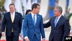 Presiden Kolombia Ivan Duque (kanan) berbincang dengan pemimpin oposisi Venezuela Juan Guaido dalam acara peresmian Konferensi Tingkat Menteri Pemberantasan Terorisme di Bogota, 20 Januari 2020. 