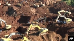 Para pekerja dan Tim SAR berupaya melakukan pencarian korban tanah longsor di Hpakant, negara bagian Kachin, Myanmar, 24 November 2015 (Foto: dok). Puluhan orang dikabarkan hilang dan dikhawatirkan tewas dalam timbunan tanah longsor di pertambangan batu giok ini (25/12).