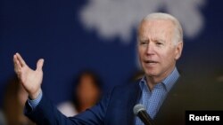 Kandidat capres Partai Demokrat, mantan presiden Joe Biden dalam acara dengan pendukungnya, Vivica A. Fox, di Conway, South Carolina, 27 Februari 2020. (Foto: Reuters) 