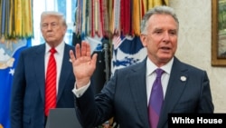 资料照：2025年5月6日，史蒂夫·威特科夫在白宫椭圆形办公室宣誓就职。