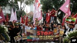 Siswa muslim Indonesia menggelar protes di depan Kedutaan Myanmar di Jakarta, 24 November 2016 (AP Photo/Achmad Ibrahim).