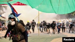 បាតុករ​​ដែល​តវ៉ា​ប្រឆាំង​នឹង​រដ្ឋប្រហារ​យោធា​មីយ៉ាន់ម៉ានាំគ្នា​រត់ ក្នុង​អំឡុងពេល​នៃ​ការ​បង្ក្រាប​របស់​កងកម្លាំង​ប៉ូលិស​ទៅ​លើ​ពួកគេ នៅ​តំបន់ Hlaing ទីក្រុង​រ៉ង់ហ្គូន ប្រទេស​មីយ៉ាន់ម៉ា ថ្ងៃទី១៧ ខែមីនា ឆ្នាំ២០២១។